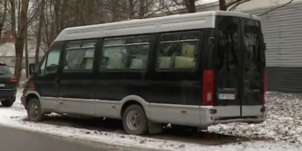 Rīgā teju pusotru gadu ielas malā pamests busiņš ar humāno palīdzību