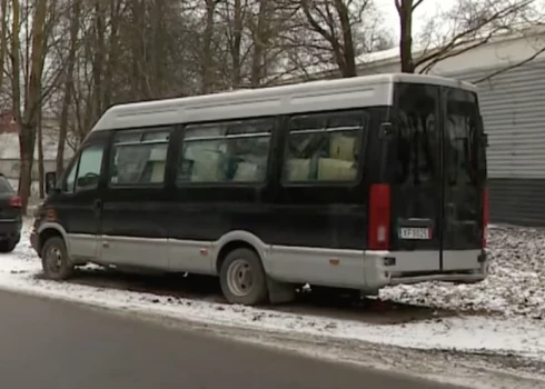 Rīgā teju pusotru gadu ielas malā pamests busiņš ar humāno palīdzību