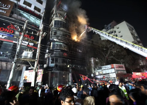 Не менее 45-и человек погибли при пожаре в многоэтажке в Бангладеш