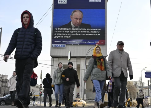 Сеанс коллективного Путина: послание президента РФ показывали на улицах и даже в кинотеатрах