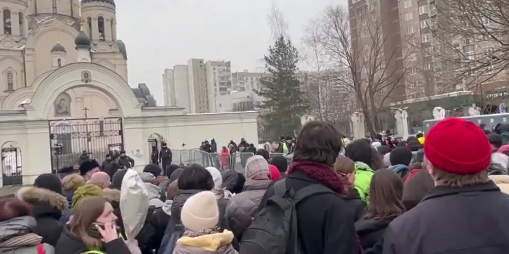 Metāla žogi, policija un aresti - Maskava šodien gatavojas Alekseja Navaļnija bērēm