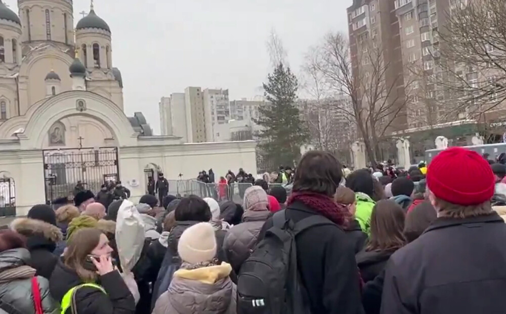 Metāla žogi, policija un aresti - Maskava šodien gatavojas Alekseja Navaļnija bērēm