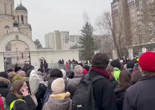 Metāla žogi, policija un aresti - Maskava šodien gatavojas Alekseja Navaļnija bērēm