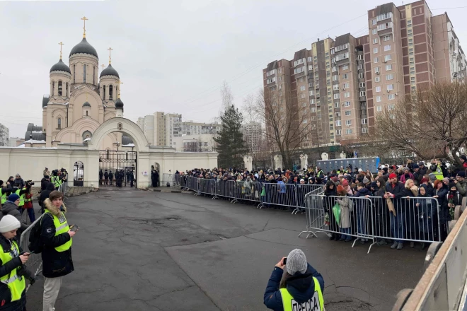 Люди собираются у церкви иконы Божьей Матери "Утоли моя печали" в Марьино на юго-востоке Москвы, позже политика похоронят на Борисовском кладбище.