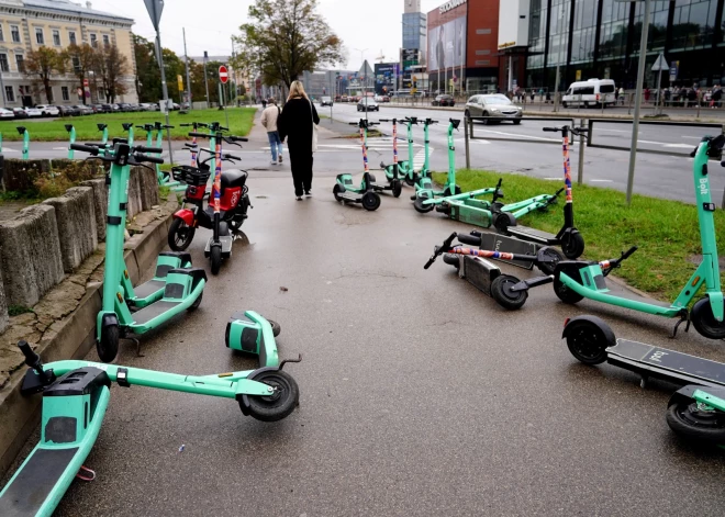 Obligāti jāreģistrē elektroskrejriteņi un velorikšas. Cik tas maksā, un kas jāņem vērā?