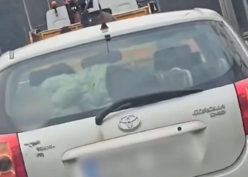 VIDEO: skats, kā bērnu ved auto Viļņā, pārsteidz pat pieredzējušos policistus