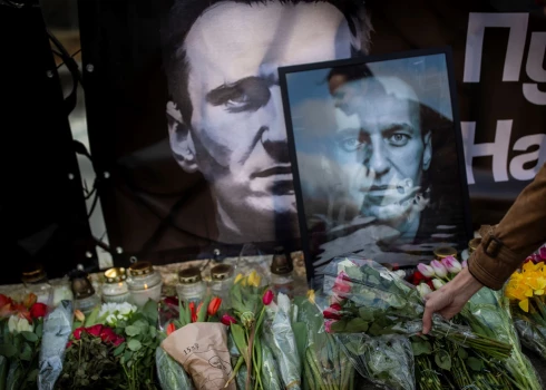 Tūkstošiem ļaužu pavadībā Maskavā atvadījās no Navaļnija (foto: Scanpix / AP)