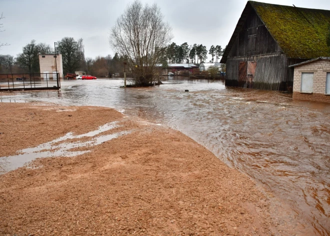 FOTO, VIDEO: Pļaviņās ūdens līmenis krītas, Aiviekstes lejtecē joprojām spēkā oranžais brīdinājums