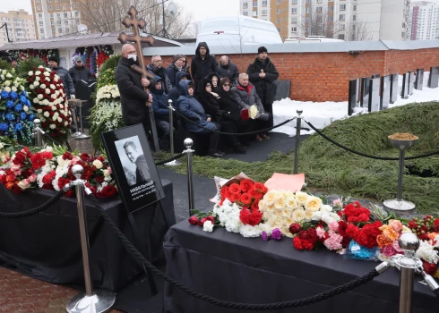 ФОТО, ВИДЕО: Алексея Навального похоронили на Борисовском кладбище в Москве, пришли тысячи людей