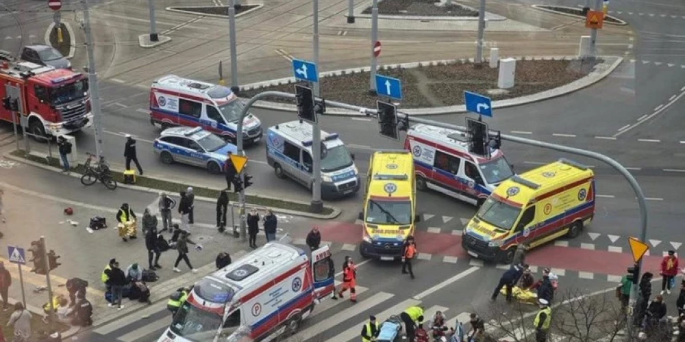 Polijas pilsētā Ščecinā pūlī ietriekusies automašīna; trīs cilvēki kritiskā stāvoklī