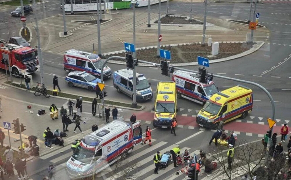 Polijas pilsētā Ščecinā pūlī ietriekusies automašīna; trīs cilvēki kritiskā stāvoklī