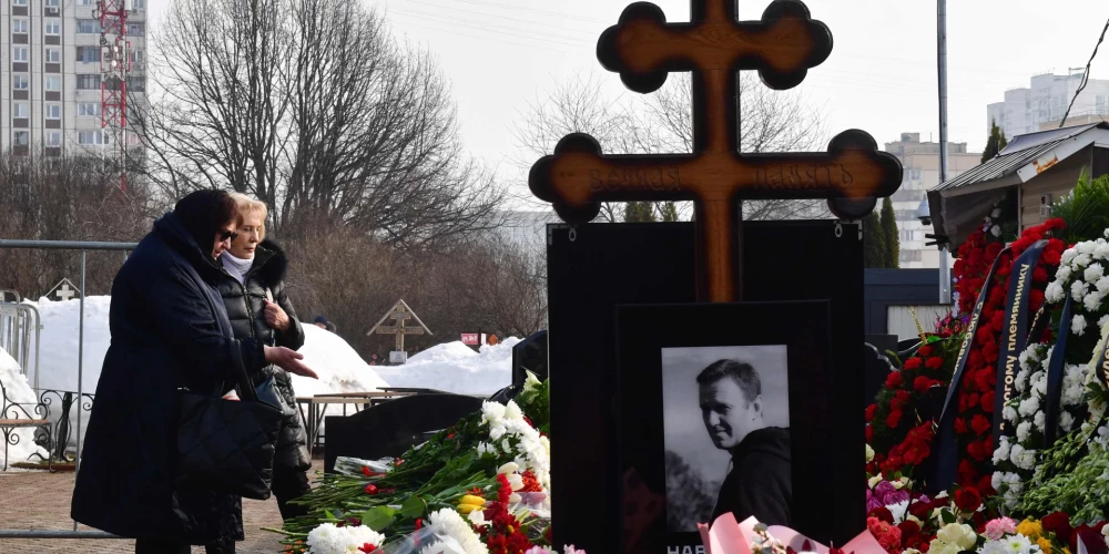 Krievijas opozicionāra māte Ludmila Navaļnija pie dēla kapa Borisovas kapsētā.
