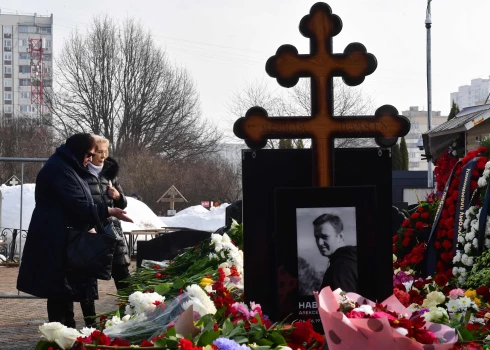 Krievijas opozicionāra māte Ludmila Navaļnija pie dēla kapa Borisovas kapsētā.