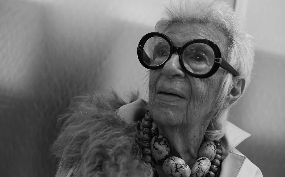 102 gadu vecumā mūžībā devusies dizainere un modes ikona Īrisa Apfela