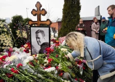 "Putins viņu nogalināja, taču nesalauza": Maskavā ļaužu jūra turpina likt ziedus uz Arktikas kolonijā nomocītā Alekseja Navaļnija kapa