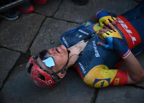 Toms Skujiņš nespēkā apgūlies pēc izcīnītās otrās vietas "Strade Bianche" velobraucienā