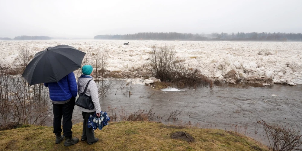 Уровень воды в большинстве рек Латвии снизился, но опасность наводнений остается