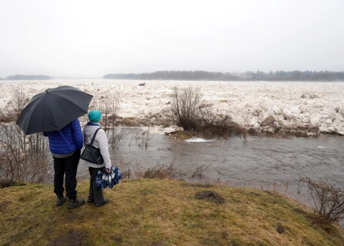 Уровень воды в большинстве рек Латвии снизился, но опасность наводнений остается