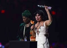 "Brit Awards" ceremonijā triumfē "Raye"