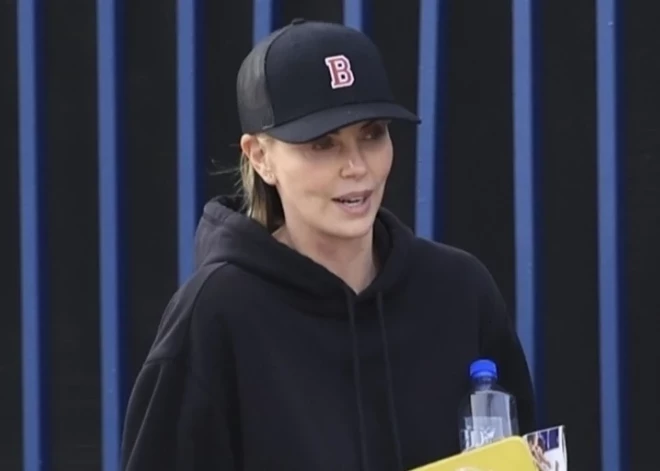 48-летняя Шарлиз Терон показала лицо без макияжа и фильтров