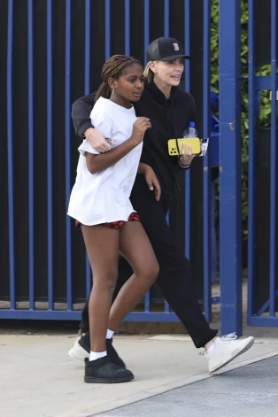 Шарлиз Терон с одной из дочерей