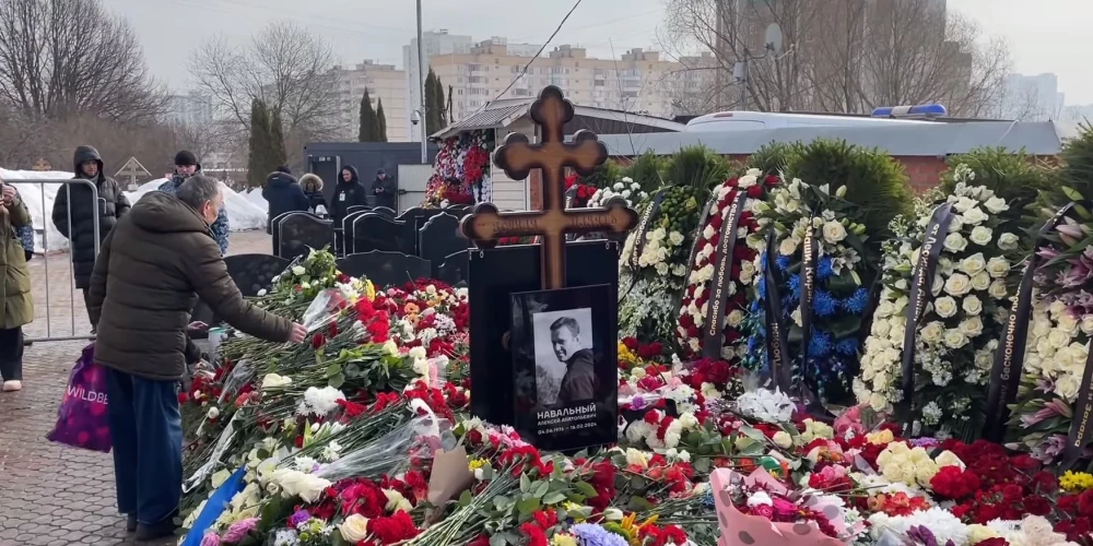 На могиле Алексея Навального.