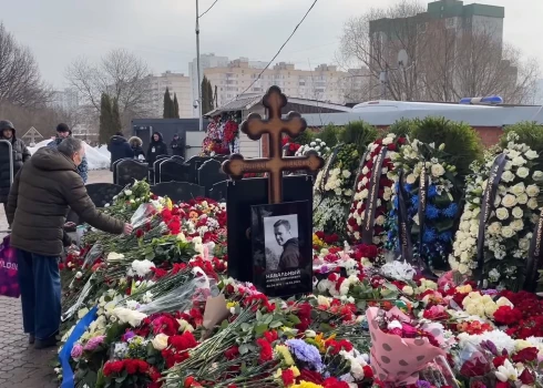 Люди третий день подряд приходят к могиле Навального и приносят цветы