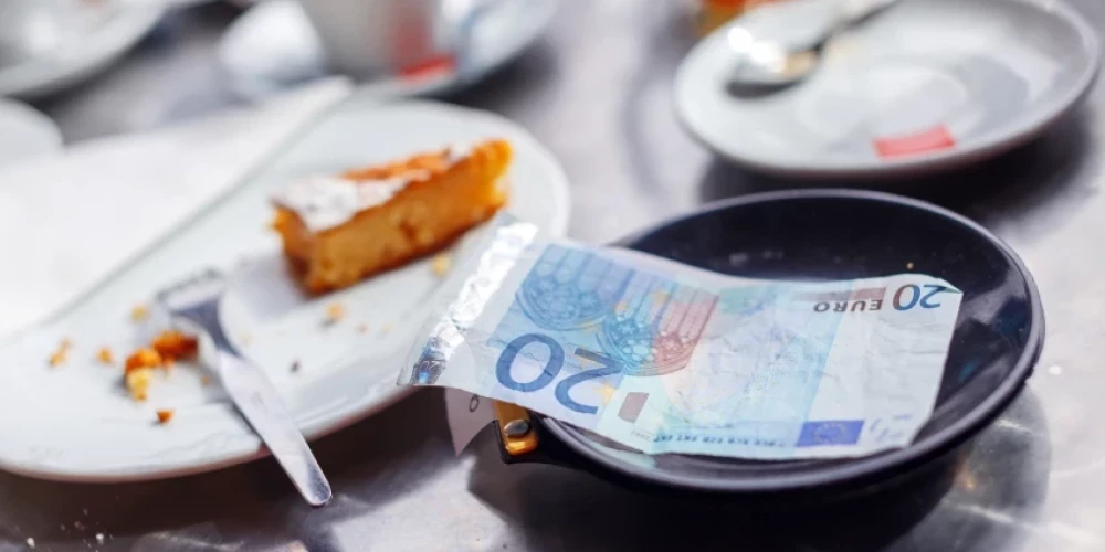Чаевые в мире и в Латвии: сколько оставлять, чтобы не обидеть официантов