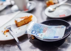 В некоторых странах чаевые уже включают в счет, как плату за обслуживание. (Фото: Shutterstock)
