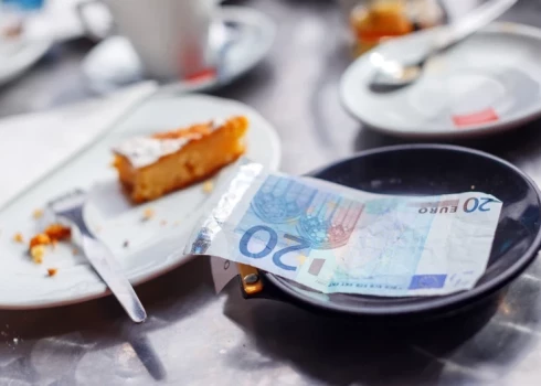 Чаевые в мире и в Латвии: сколько оставлять, чтобы не обидеть официантов
