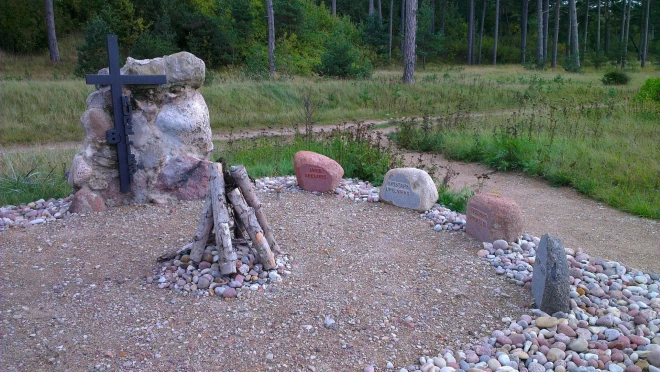 Liepājas Karostā no piemiņas vietas kureliešiem nozagts metāla krusts. Tiek pieļauts, ka to bija iekārojuši metāla zagļi (attēlā redzama piemiņas vieta vēl ar visu krustu).