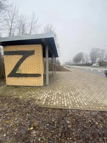 Vairākas dienas uz autobusu pieturas pie Olaines stacijas bija redzama rašistu armijas simbolika.