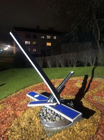 Pēc 22 gadu uzcītīgas laika skaitīšanas uzbrukumu piedzīvojis Ventspils Ziedu pulkstenis, kuram kāds vandalis trešdienas vakarā centās noraut ciparu rādītājus.