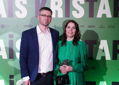 Kinoproducente Aija Bērziņa ar dzīvesbiedru Mārtiņu Silgalu nacionālās kino balvas "Lielais Kristaps" apbalvošanas ceremonijā Dailes teātrī.