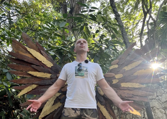 Pašmāju slavenības Meksikā peld lietus dieva upuru baseinā