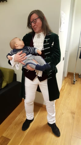 Juris Kulakovs 2017. gadā tur uz rokām savu pirmdzimto mazdēlu Leonu Karlu Juri.