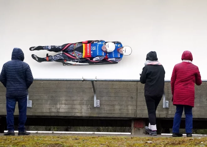 Latvijas kamaniņu braucējiem otrā vieta Pasaules kausa komandu stafetē