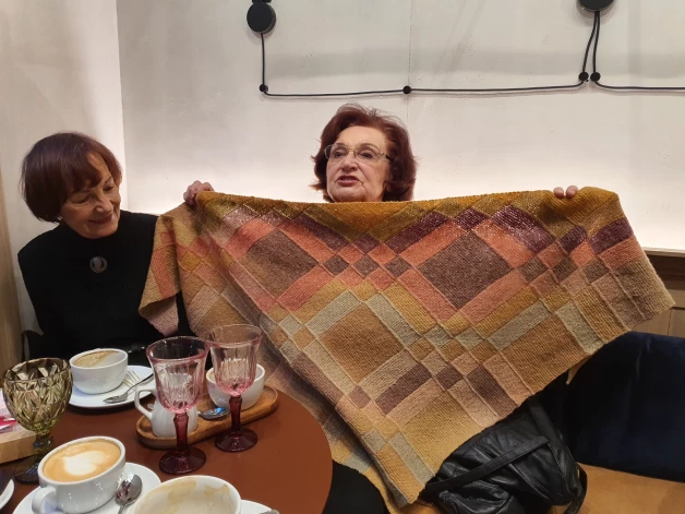 Aktrise izrāda savu jaunāko plecu lakatu, kas īpašajā dreļļu tehnikā izadīts no aitas vilnas dzijas zemes toņos.
