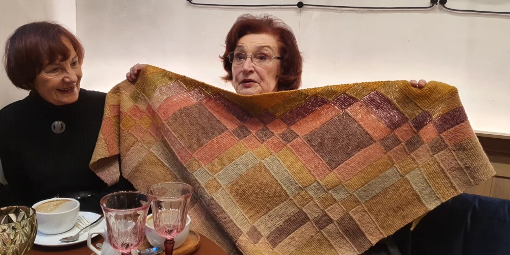  Aktrise izrāda savu jaunāko plecu lakatu, kas īpašajā dreļļu tehnikā izadīts no aitas vilnas dzijas zemes toņos.