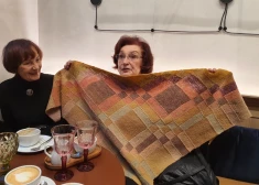  Aktrise izrāda savu jaunāko plecu lakatu, kas īpašajā dreļļu tehnikā izadīts no aitas vilnas dzijas zemes toņos.