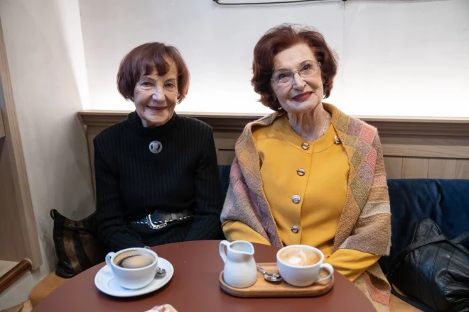 Lidija Pupure (pa kreisi) un Olga Dreģe, tiekoties kūku raidījuma noslēgumā.