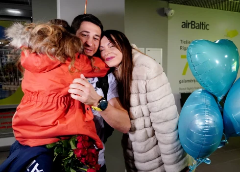 Nadežda un Andreja meitiņa Nikola no viņa pirmās laulības, sagaidot medaļnieku atgriežamies mājās no pasaules čempionāta.