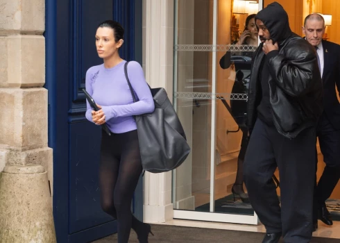 девочка забыла одеть трусы