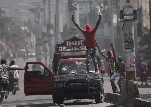 Haiti no cietuma izlauzušies 4000 ieslodzītie
