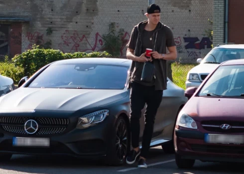 Vēl 2017. gadā Kristaps Porziņģis tika manīts pie minētās automašīnas stūres.