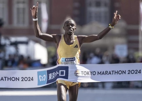 Tokijas maratonā Kiproto labo personīgo rekordu un pārspēj Kipčogi