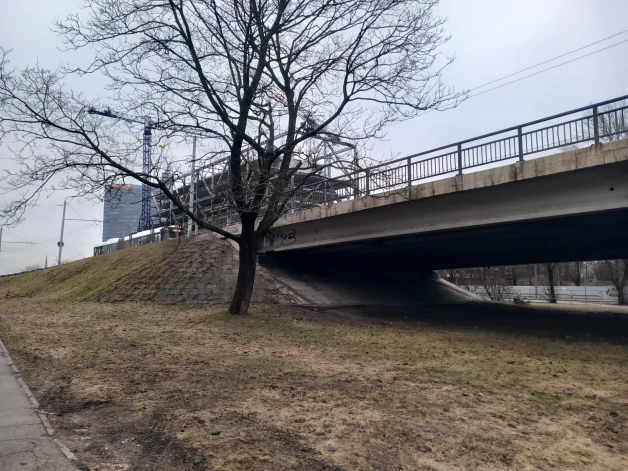 Tilts pie tirdzniecības centra "Olimpia" devis pajumti cilvēkam bez jumta virs galvas.