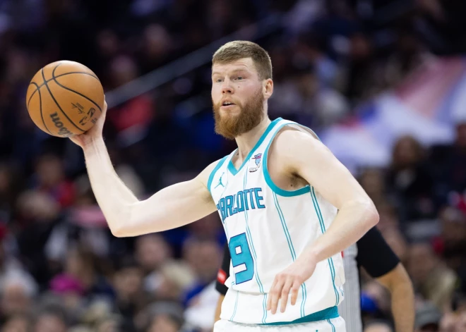 Bertānam 14 punkti "Hornets" zaudējumā; Porziņģis no malas noraugās graujošu "Celtics" panākumu pret "Warriors"