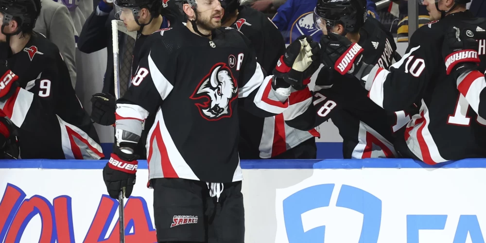 Girgensonam pirmā rezultatīvā piespēle šosezon; Šilovs atvaira 33 no 35 metieniem AHL mačā