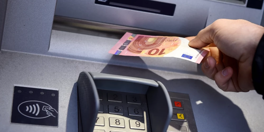 Усилят контроль за теми, кто регулярно пропускает через банкоматы крупные суммы денег